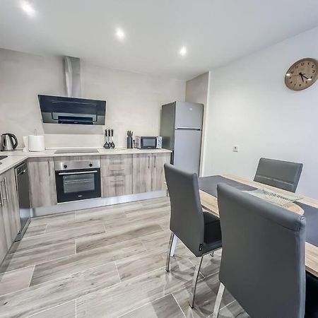 Modern 2 Bed Apartment With Pool In Фріхіліана Екстер'єр фото