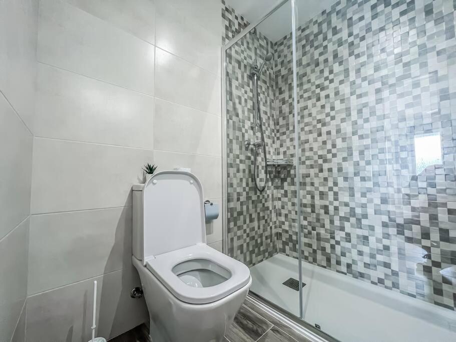 Modern 2 Bed Apartment With Pool In Фріхіліана Екстер'єр фото
