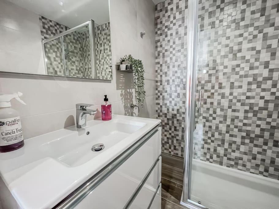 Modern 2 Bed Apartment With Pool In Фріхіліана Екстер'єр фото