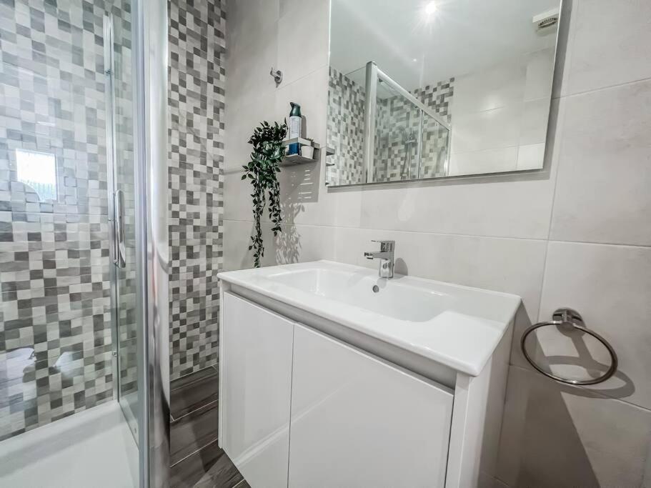 Modern 2 Bed Apartment With Pool In Фріхіліана Екстер'єр фото